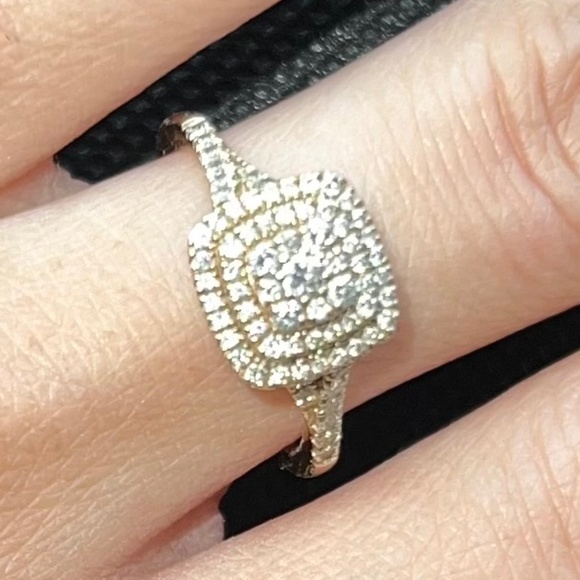 Diamond engagement ring - Picture 1 of 7